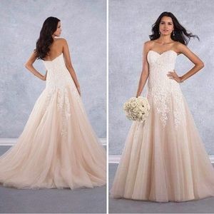 Alfred Angelo #3010
(signature collection)

Size US 12